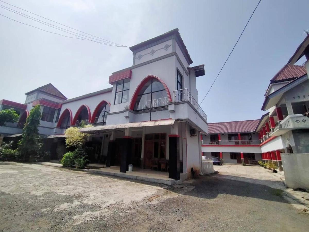 Hotel Asri Baru Пурвокерто Екстериор снимка