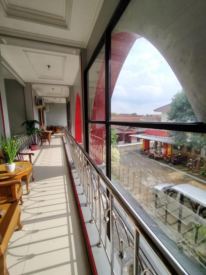Hotel Asri Baru Пурвокерто Екстериор снимка