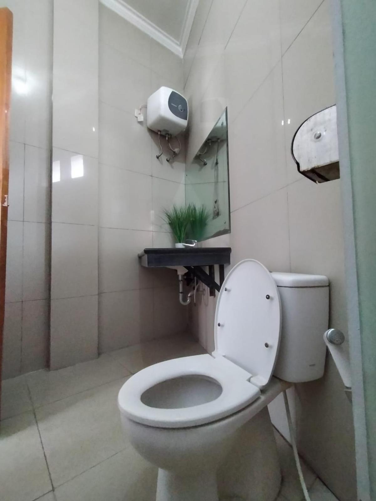 Hotel Asri Baru Пурвокерто Екстериор снимка